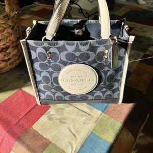 Coach Dempsey Tote 22 In
Signature Jacquard With Coach
Patch. Gently Used